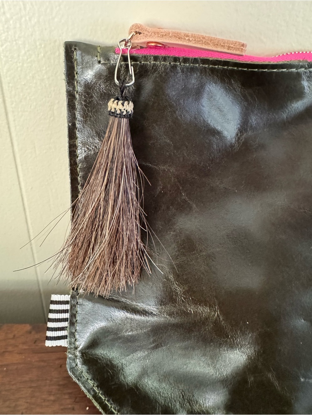 Meanwhile Back On The Farm green Leather Wristlet - Picture 3 of 8